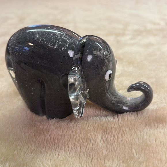 Grey Elephant Art Glass Paperweight Knick Knack Collector Item - Picture 3 of 7